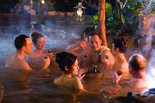 盘点吓尿全球女性奇葩风俗日流行裸浴相亲