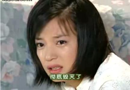 2006年，某上市公司的前十大股东中就有赵薇的名字。在重庆路桥的2006年三季报中，赵薇以355607股的股份，位列该公司无限售条件流通股股东的第六位。不过在该公司2007年一季报中，流通股股东的前十中已经不见赵薇的的身影。对此赵薇说：“我炒股不是发了，是哭了，我绝对是个地道的受伤股民。”
