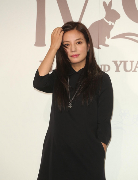 为了让孩子以后能在优质环境下读书，2009年赵薇夫妇在新加坡购入了一栋价值3000万港元的海景洋房。2012年1月，赵薇夫妇改变主意，想让女儿去香港读书，又先后购入香港皇璧两个复式“鸳鸯楼”，总价约1.1亿港元，出手相当阔绰。