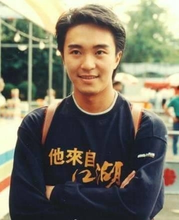 周星驰：他草根出生，没念过大学，从龙套蜕变成导演，坐拥亚洲最贵豪宅，控股上市公司身价数十亿