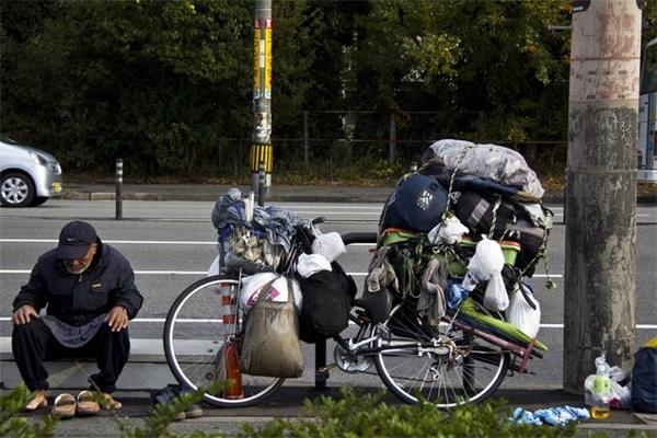 自行车上的日本乞丐：拿补助“月薪”12万