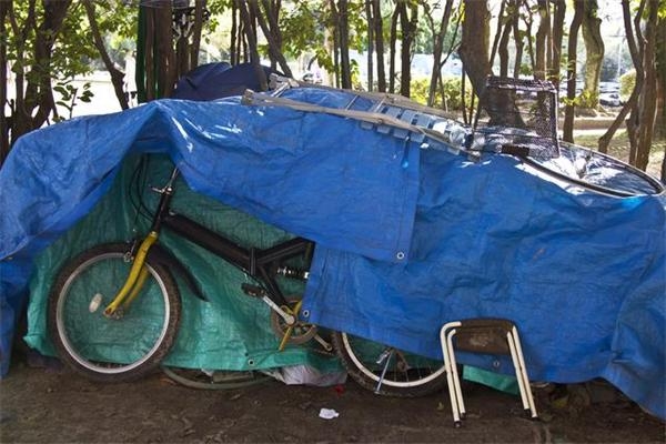 自行车上的日本乞丐：拿补助“月薪”12万