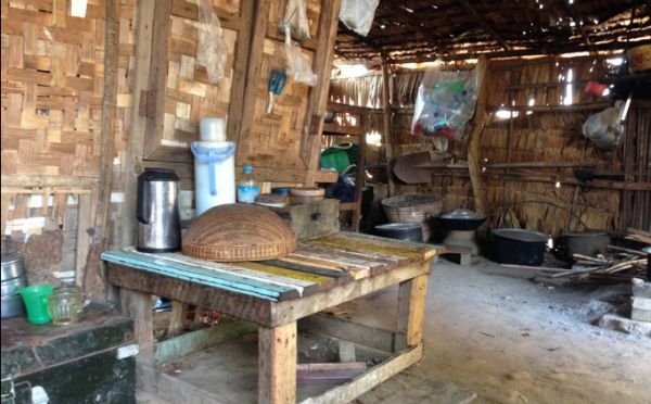 穷困缅甸:居民到餐馆蹭电视 7口住十几平破茅屋