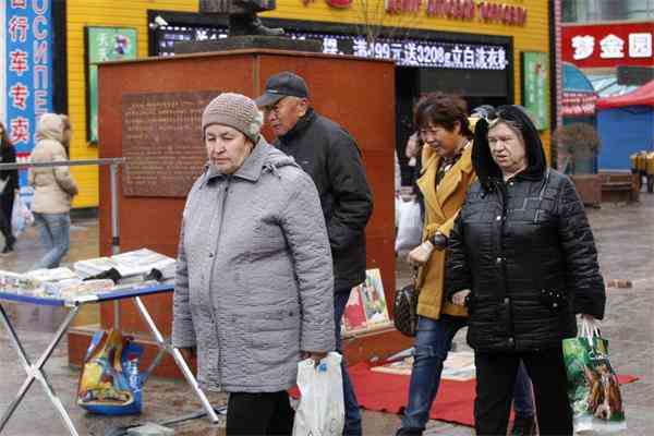 俄罗斯大妈辣妹组团黑河扫货 雪天穿短裙喝啤酒