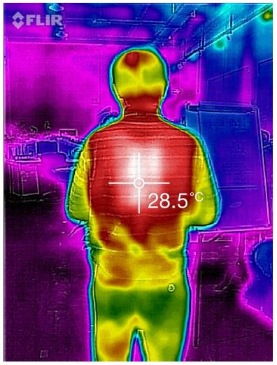 苏州纳米展出新奇特衣服可控温袜子能除菌灯光会驱蚊