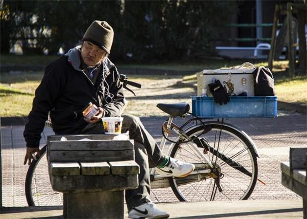 自行车上的日本乞丐：拿补助“月薪”12万