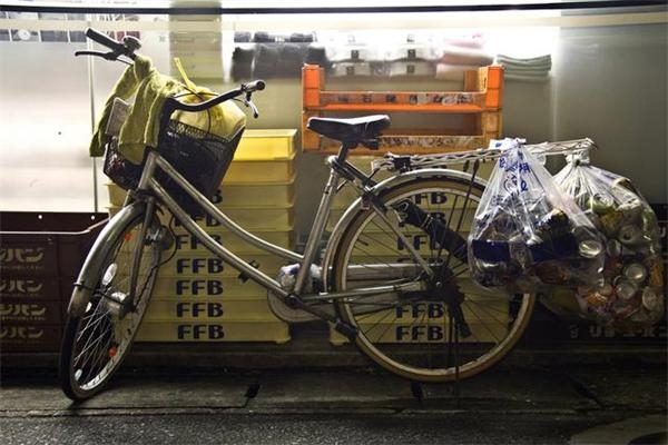 自行车上的日本乞丐：拿补助“月薪”12万
