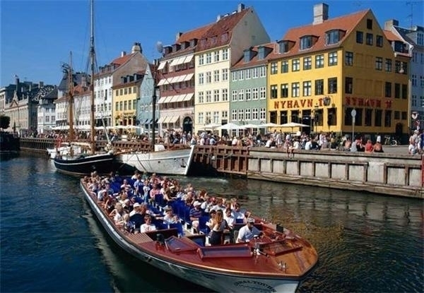 教育免费：丹麦学校不选模范生，十二岁以下没有成绩单，老师与家长鼓励孩子发展天赋，不鼓励比较。公立学校 