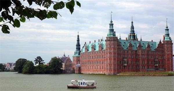 终生学习在这个国家不是口号。根据联合国教科文组织统计，丹麦人平均每人借书率为世界第二高，而丹麦每 