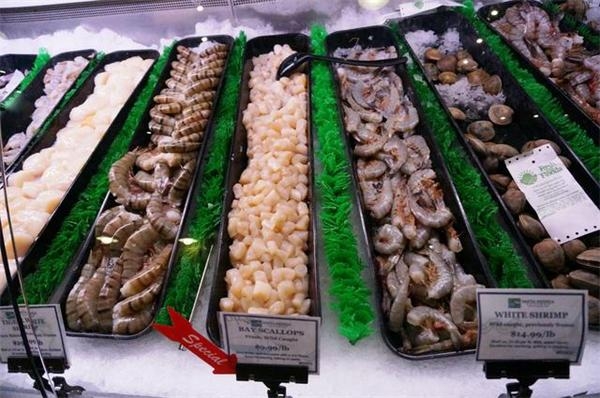 透明的冰鲜台上,一字排开摆着几十种各色海鲜.