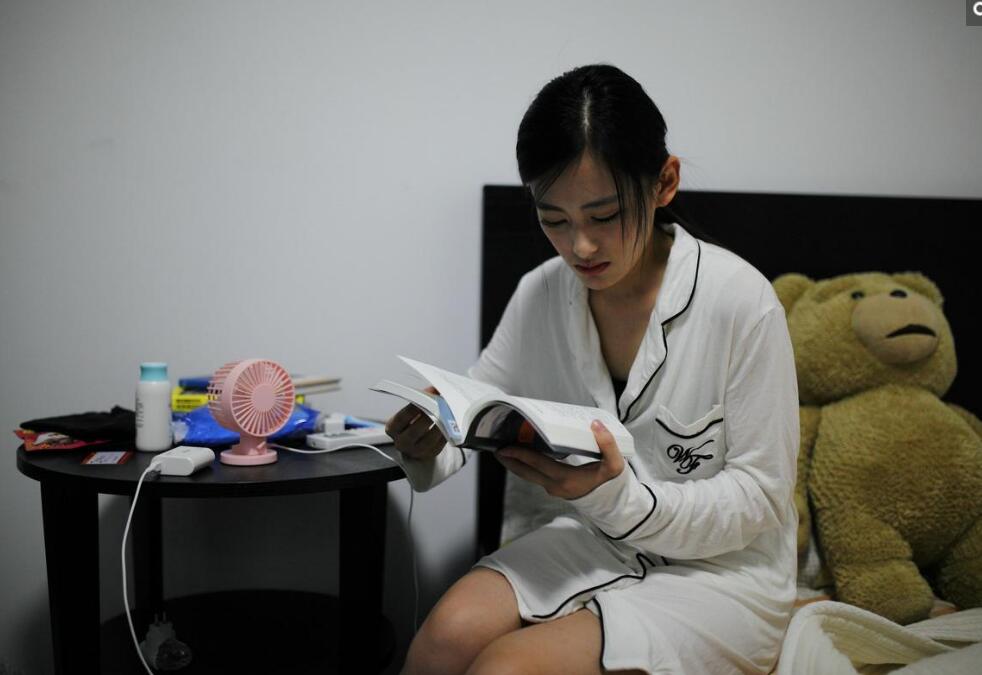 90后空姐出租屋里的酸甜苦辣泡面是主食逛超市是乐趣