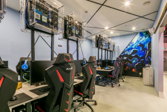 上海热线财经频道--网鱼最小资的网咖品牌--风